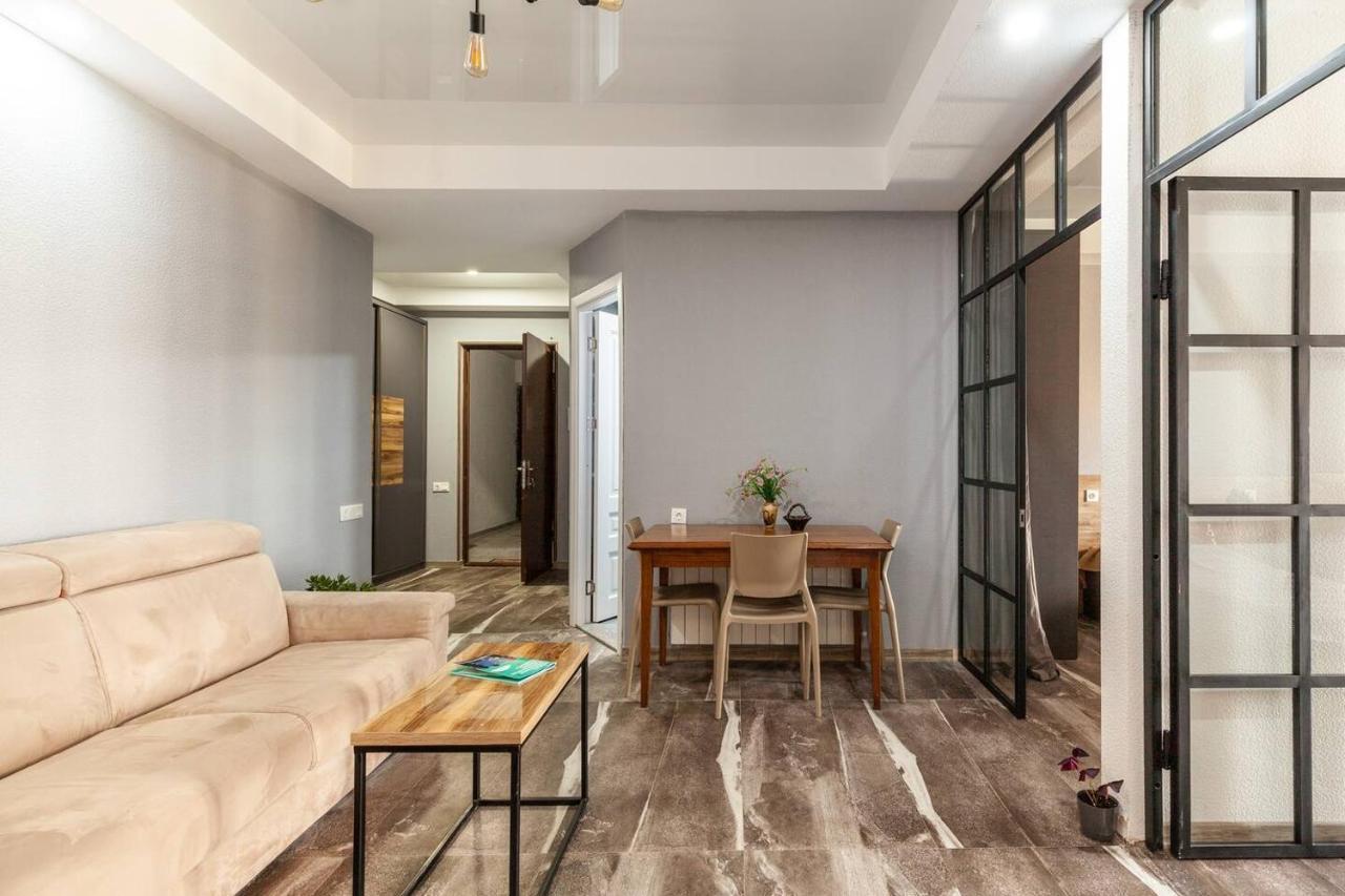 Veli Group Apartment In Old City คูทายสิ ภายนอก รูปภาพ